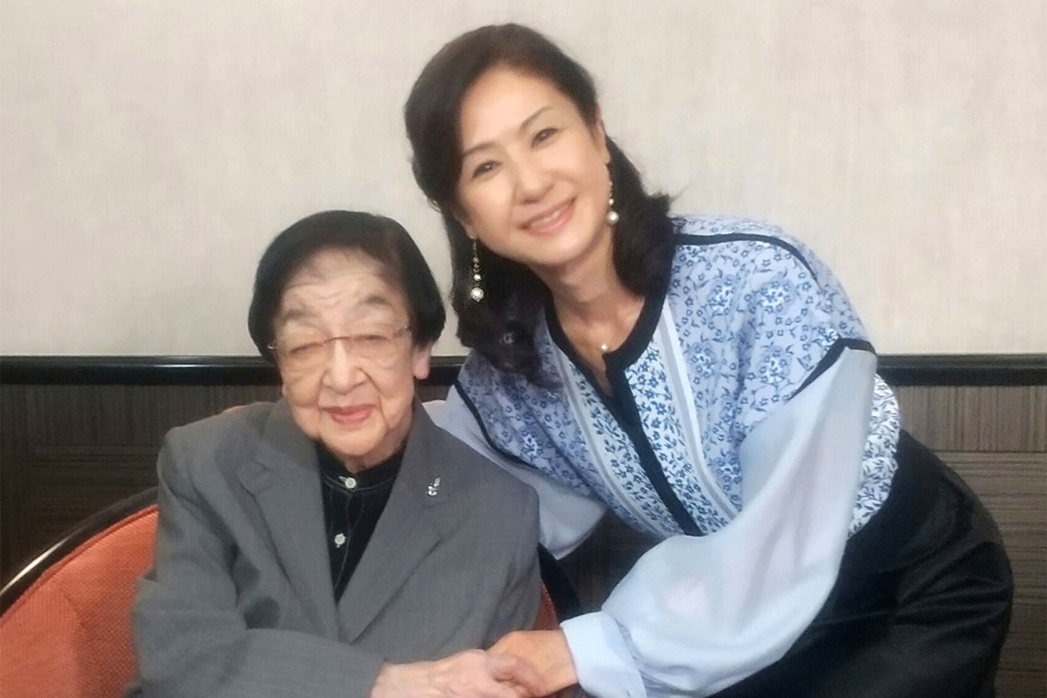 俳優・小林綾子と石井ふく子プロデューサー