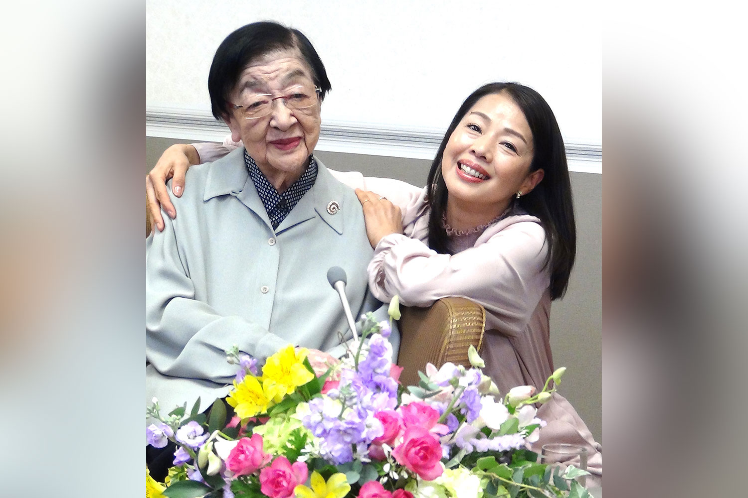 俳優・野村真美と石井ふく子プロデューサー