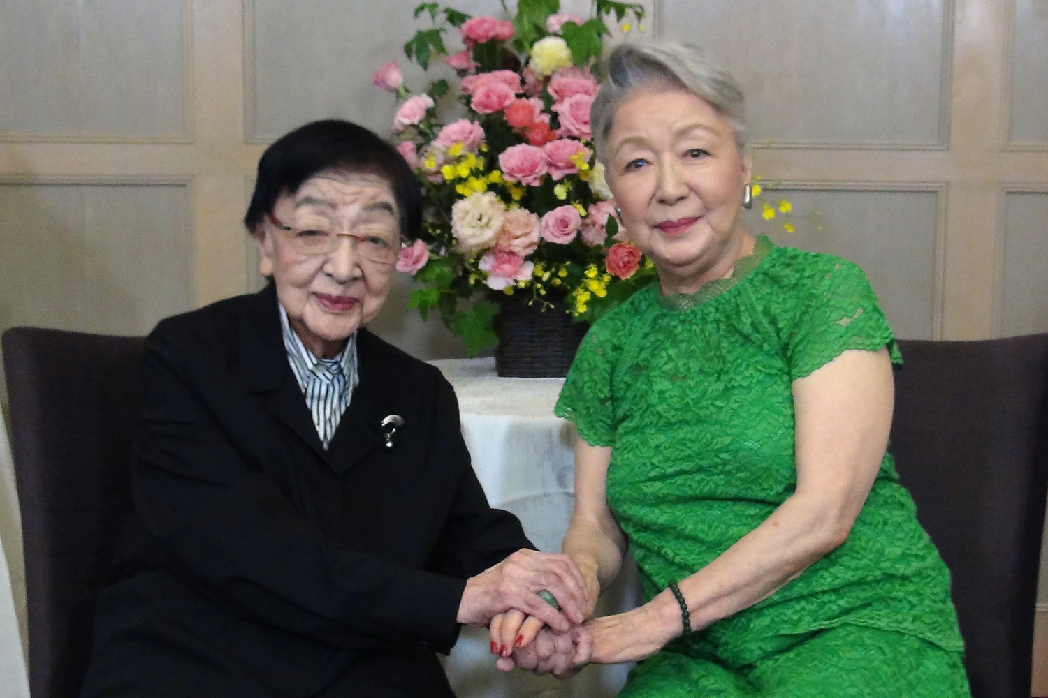 俳優・草笛光子と石井ふく子プロデューサー